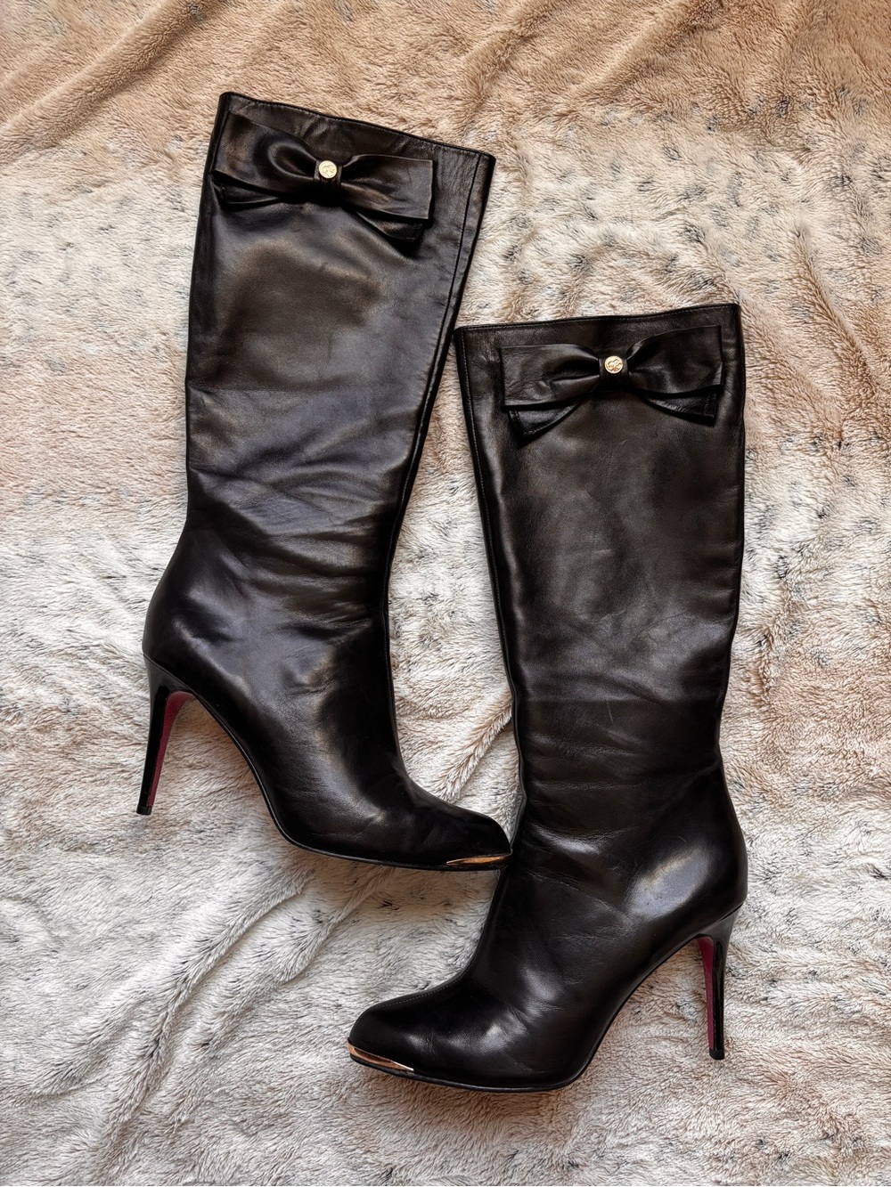 Black Leather Knee-High Heeled Boots with Bow Accent